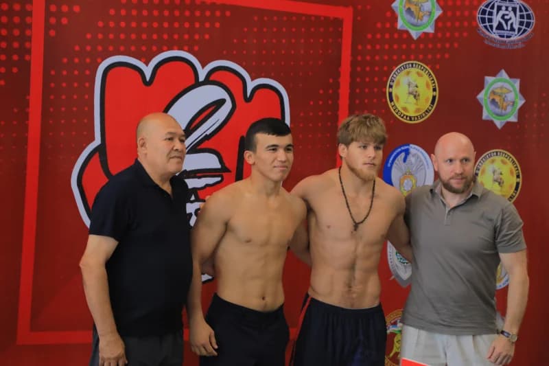 Спортсмены позируют для взвешивания
