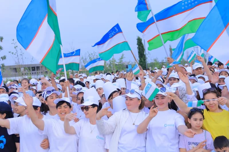 Люди размахивают флагами во время мероприятия