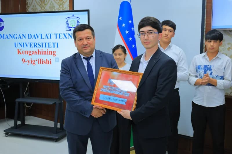 Официально вручает награду студенту