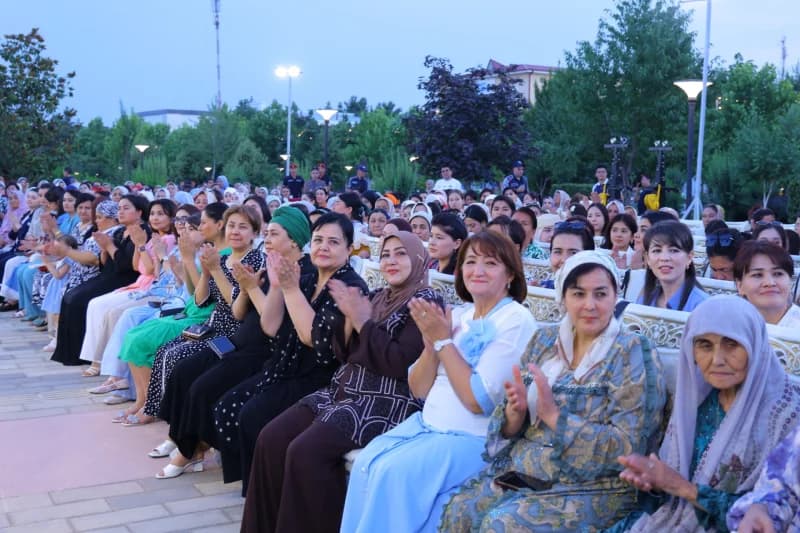 Ayollar ochiq havoda qarsak chalishmoqda
