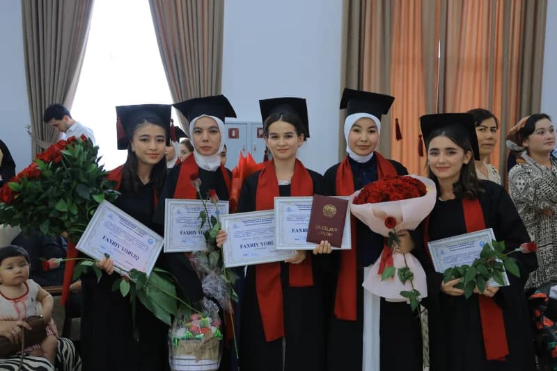 Выпускники с дипломами и цветами
