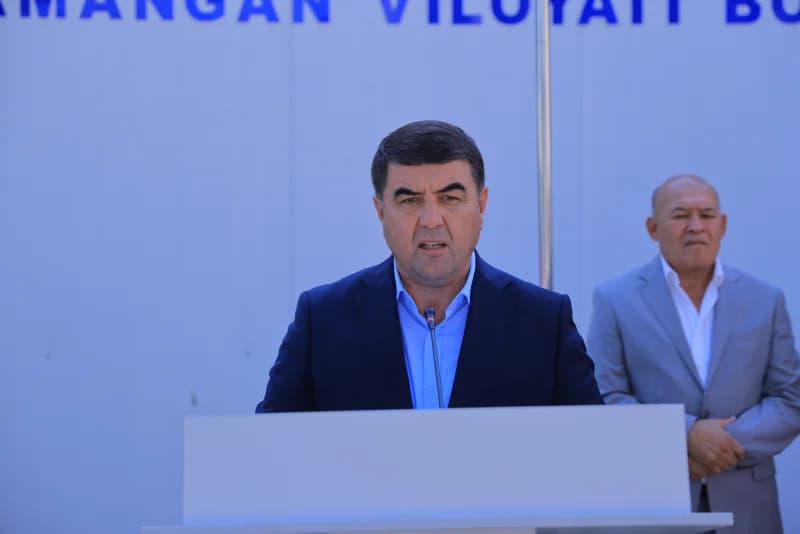 Мужчина выступает на открытой трибуне