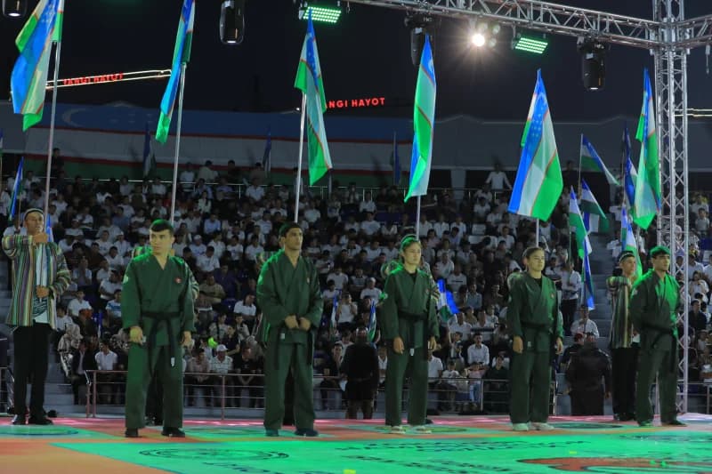 Спортсмены стоят на сцене стадиона
