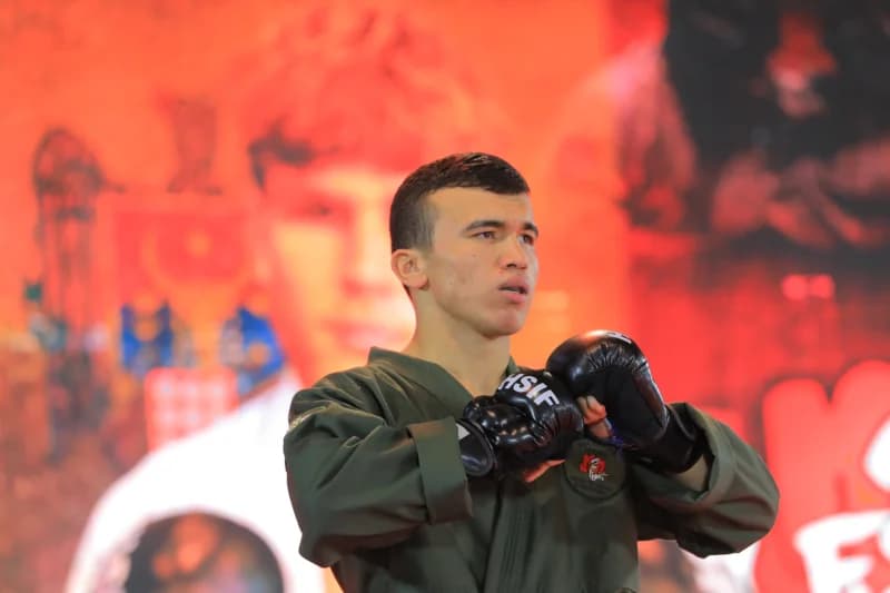 Молодой боец в боевых костюмах