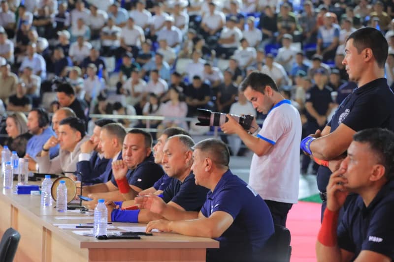 Судьи наблюдают за матчем на стадионе