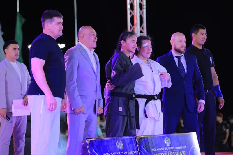 Спортсмены получают награды на церемонии