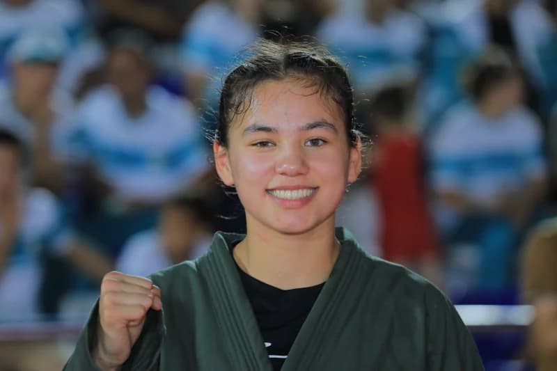 Yosh sportchi qiz gʻalabasini nishonlamoqda