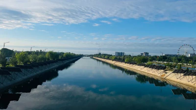 Вода течет по бетонному каналу