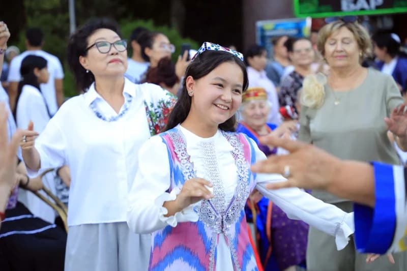 Xalqlar doʻstligi kuniga bagʻishlangan bayram tadbiri oʻtkazildi - фото 7