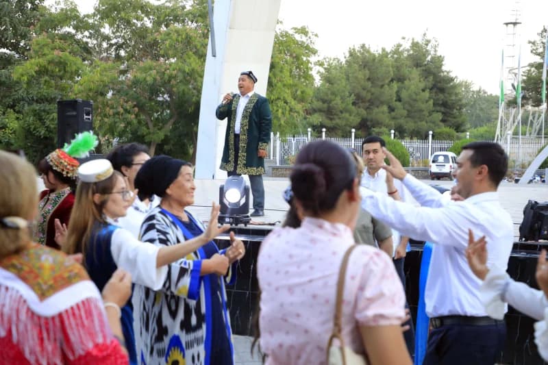 Xalqlar doʻstligi kuniga bagʻishlangan bayram tadbiri oʻtkazildi - фото 11