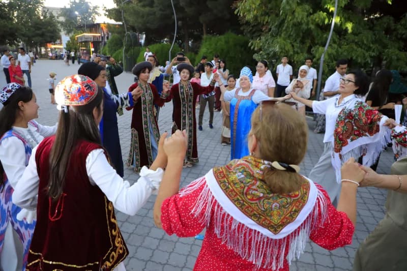 Xalqlar doʻstligi kuniga bagʻishlangan bayram tadbiri oʻtkazildi - фото 13