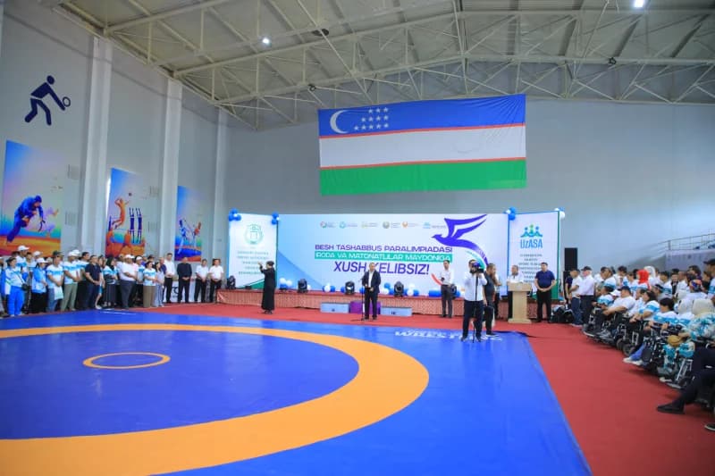 люди собираются на паралимпийское мероприятие