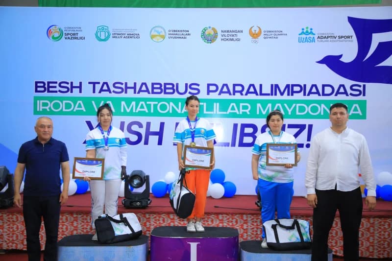 Спортсмены получают награды на церемонии