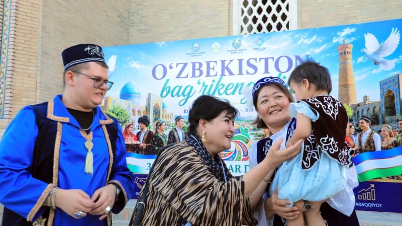 Люди празднуют на культурном фестивале