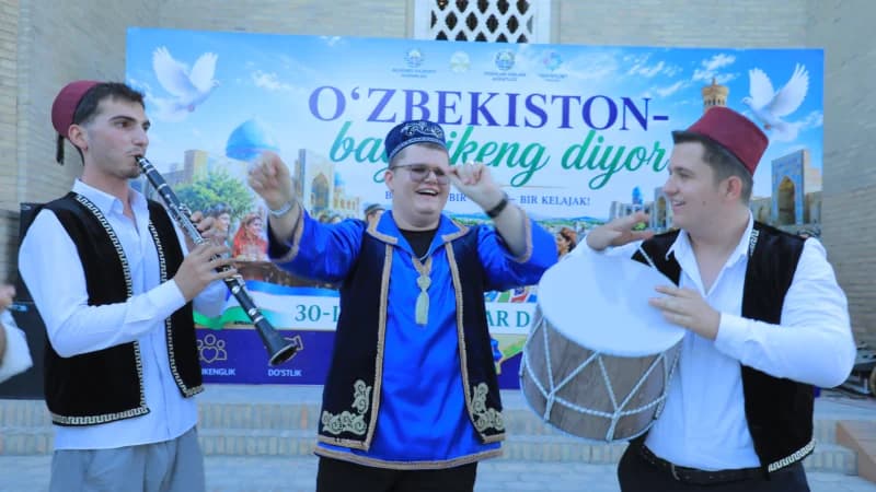 Молодые люди исполняют традиционную музыку