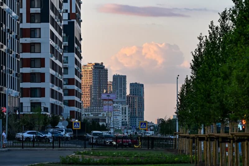 Солнечные лучи освещают современные городские здания
