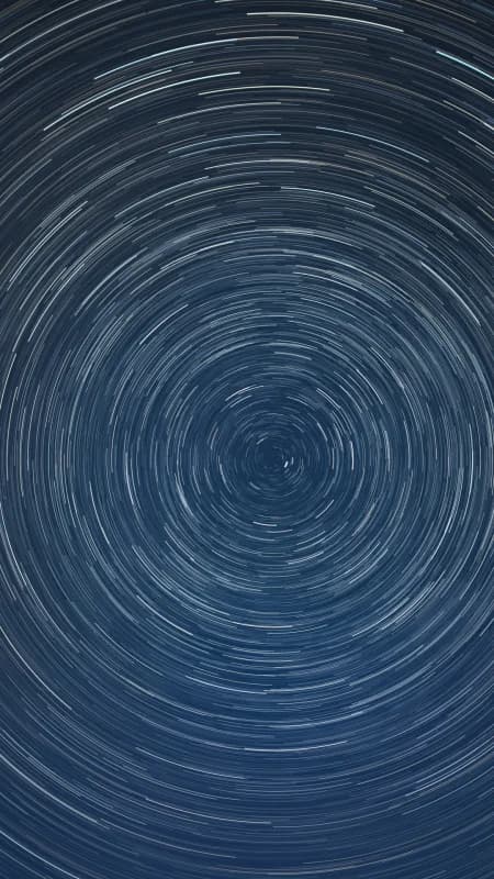Yulduzlar tepada aylanma yoʻllar hosil qilmoqda