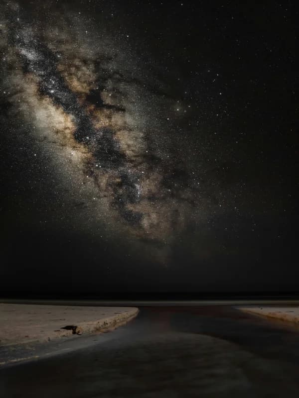 Sohil ustida Milky Way porlamoqda