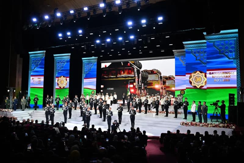 Военнослужащие, выступающие на сцене