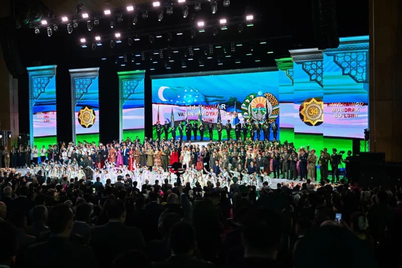 Люди празднуют праздник внутри концертного зала