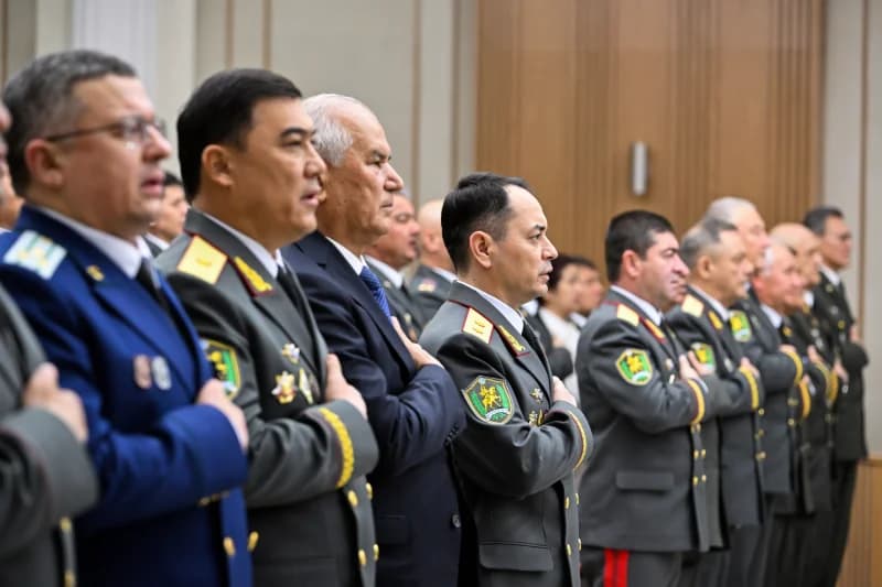 Мужчины, стоящие в официальной форме