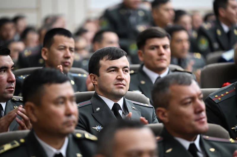 Formali harbiy xizmatchilar tantanali yigʻilishda qatnashmoqda