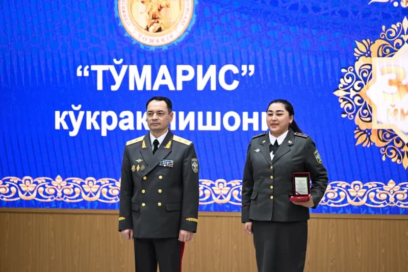 Sahnada turgan harbiy xizmatchilar