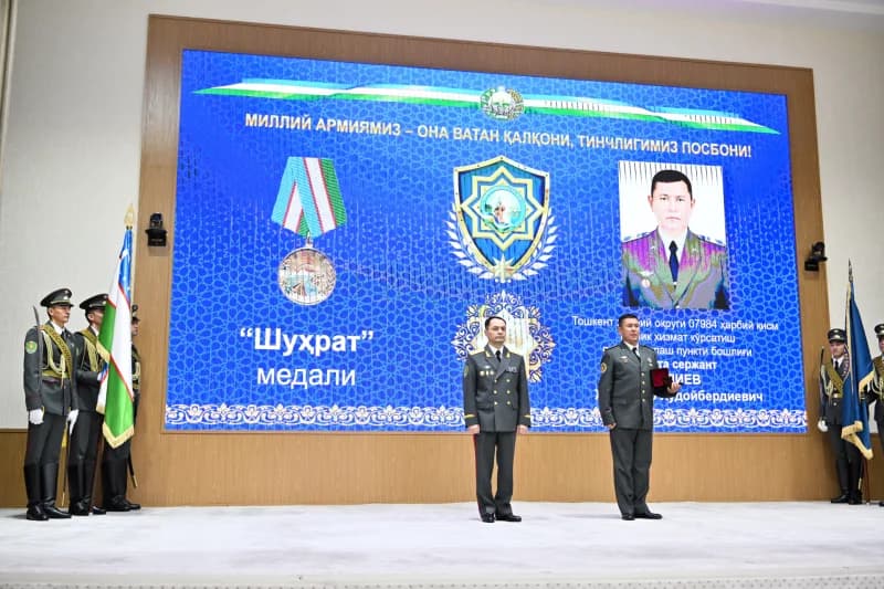 Sahnada turgan harbiy xizmatchilar