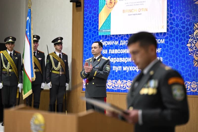 Военнослужащие, участвующие в торжественной церемонии награждения