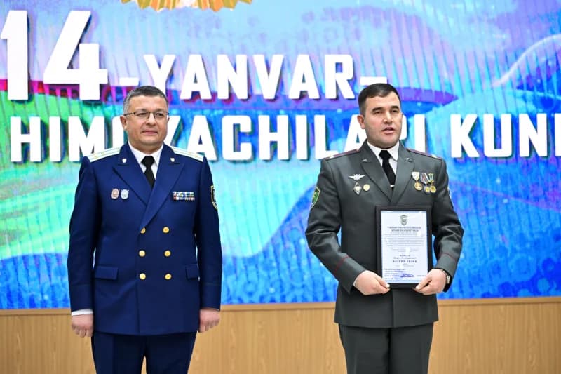 Guvohnoma ushlagan ikkita harbiy kiyimdagi erkak
