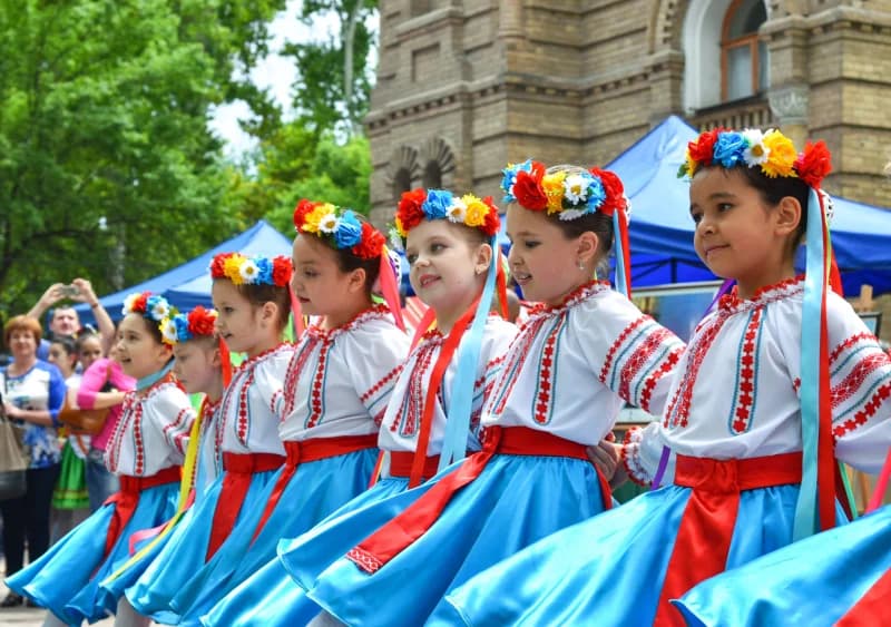 Дети, исполняющие народные танцы на открытом воздухе