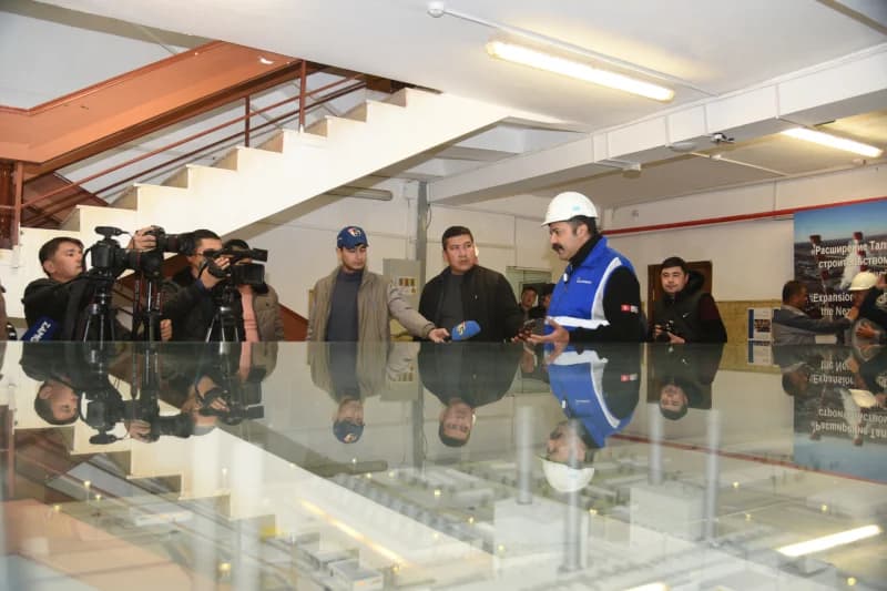 Modelni tekshiruvchi muhandislar va jurnalistlar