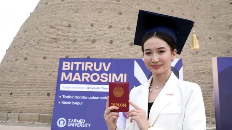 Молодая женщина с дипломом об окончании