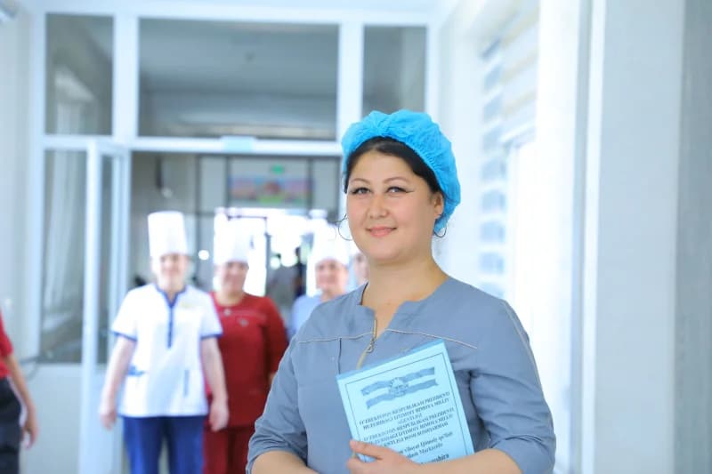 Медицинский работник держит синюю папку