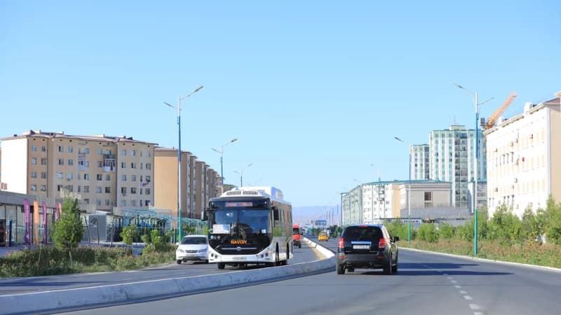 Городские автобусы, едущие по городской улице