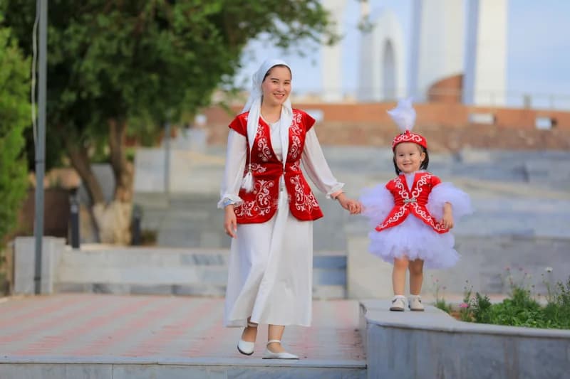 Мать и ребенок в традиционной одежде