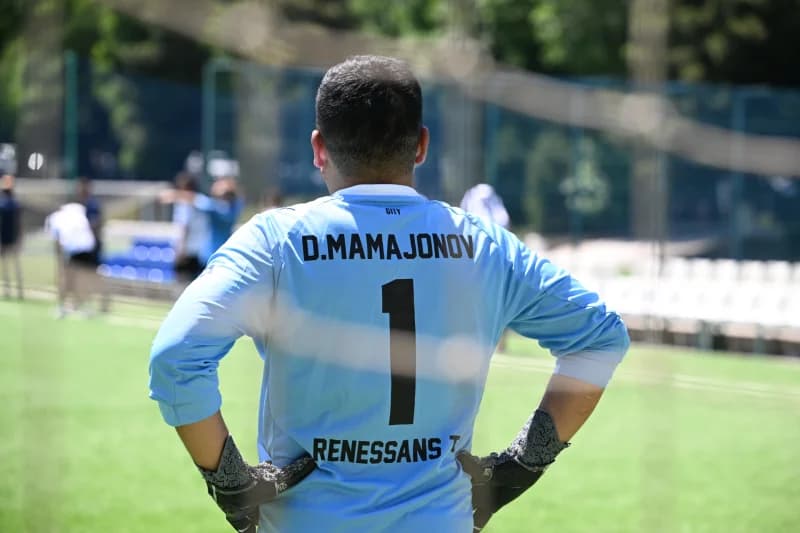 Darvozabon futbol maydonida turibdi.