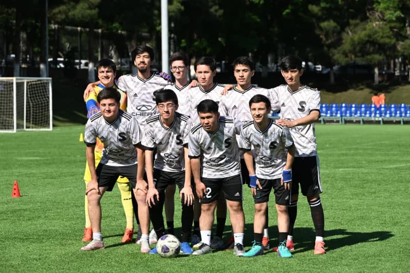 Yosh futbol jamoasi suratga tushmoqda