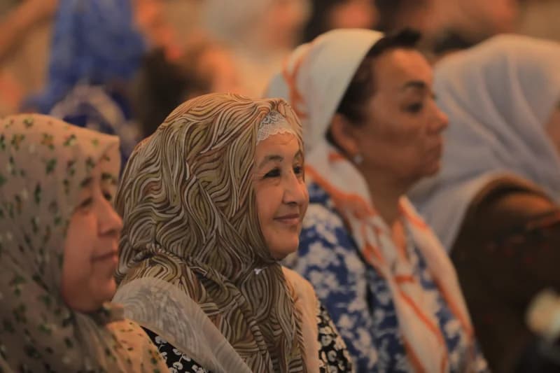 Jamoat yigʻiniga tashrif buyurgan keksa ayollar