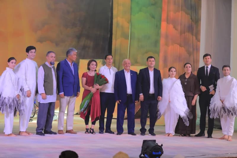 Sahnada birga suratga tushayotgan ijrochilar