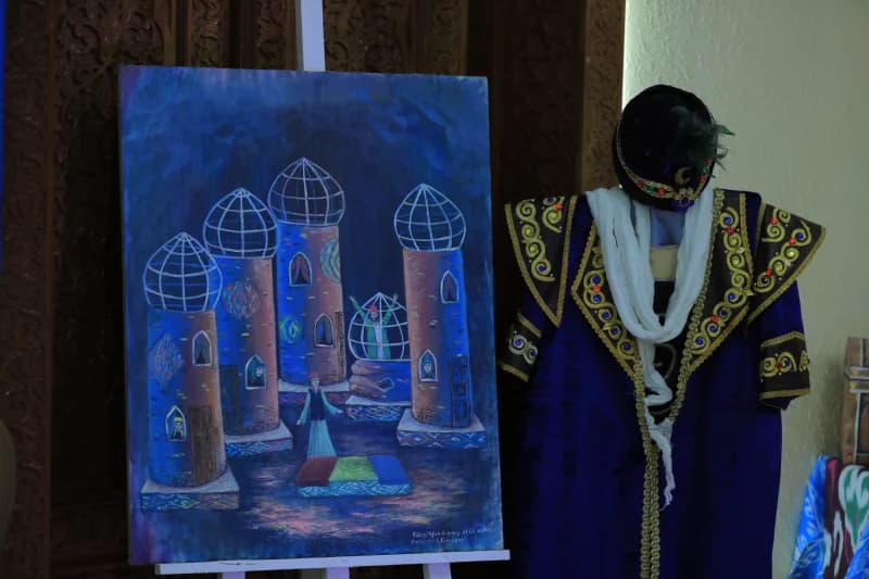 Anʼanaviy rasm va kiyim koʻrgazmasi