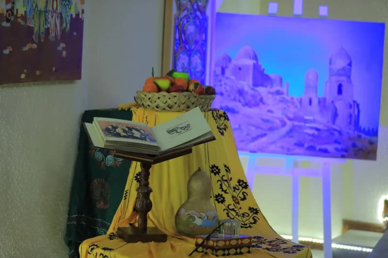 Anʼanaviy madaniy ashyolarni xonada namoyish etmoqda