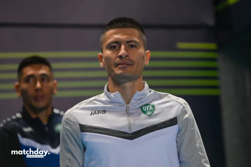 Ichkarida sport kiyimidagi erkak