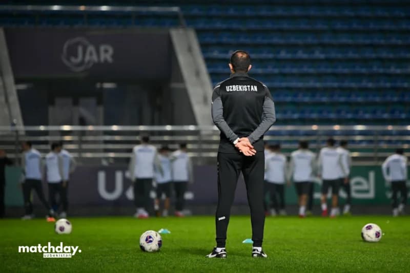 maydonda turgan futbol murabbiyi