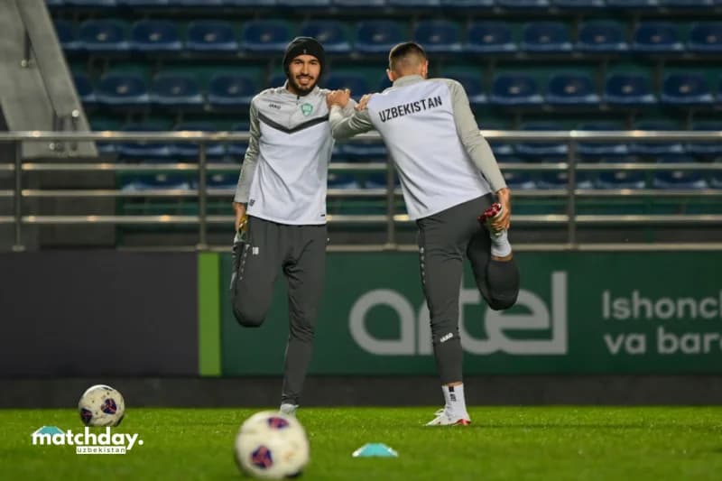 maydonda choʻzilgan futbolchilar