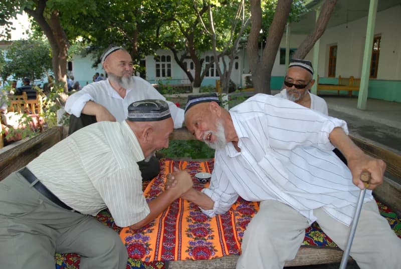 Пожилые мужчины, борющиеся на открытом воздухе
