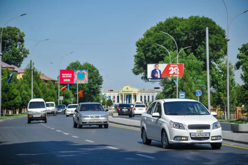 автомобили, едущие по городской улице
