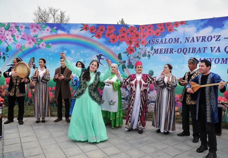 Люди в традиционной одежде исполняют музыку и танцы на открытом воздухе