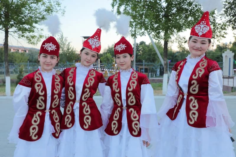 групповой портрет четырех молодых женщин в традиционных нарядах