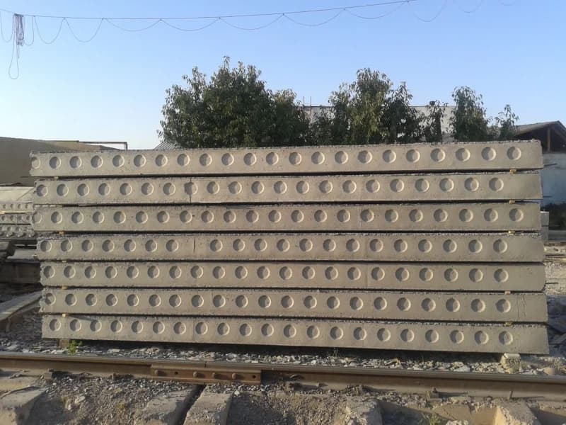 ochiq havoda yigʻilgan ichi boʻsh beton plitalar